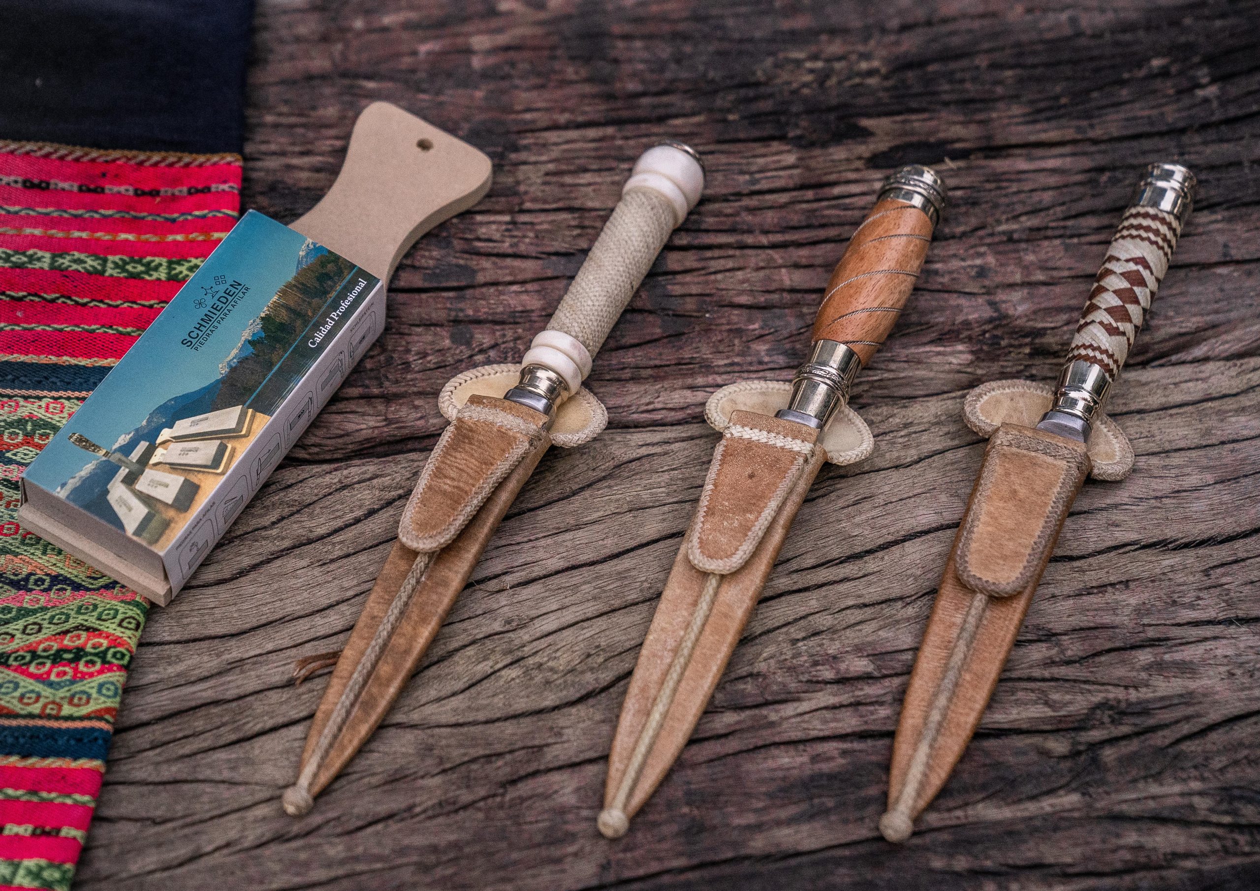 Cuchillos artesanales de Tandil sobre madera
