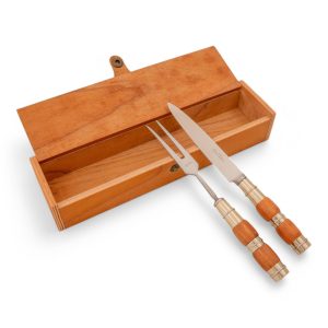 Juego De Cubierto Individual En Madera Y Alpaca 3 Virolas Labrada Linea Fina En Caja De Madera Cedro Lustrado Estilo CAMPERO PAMPA